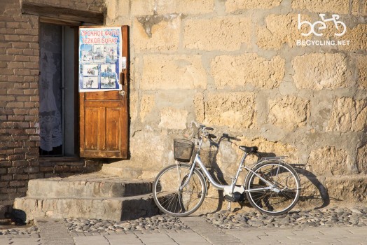 Bike in front of the fortress