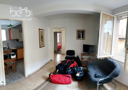 La struttura di accoglienza della Via Francigena a Lucca. Un intero appartamento a nostra completa disposizione! Sala, cucina, bagno e tre camere da letto tutto per noi!