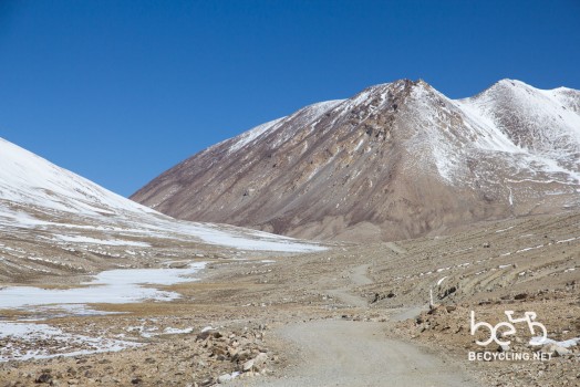 The road gently climbing Kargush Pass